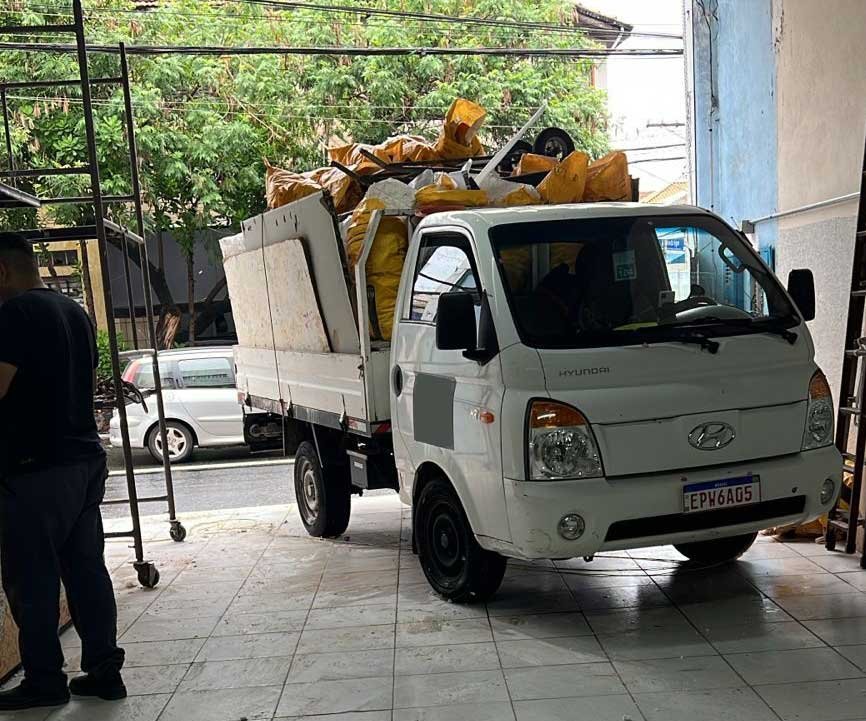 Caminhão da Alencar Remoções, saindo da empresa carregado de entulhos para descartar em local legalizado.