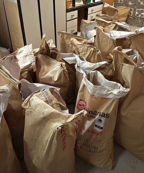 Sacos de entulhos ensacado da Alencar Remoções no interior de um apartamento em reforma.